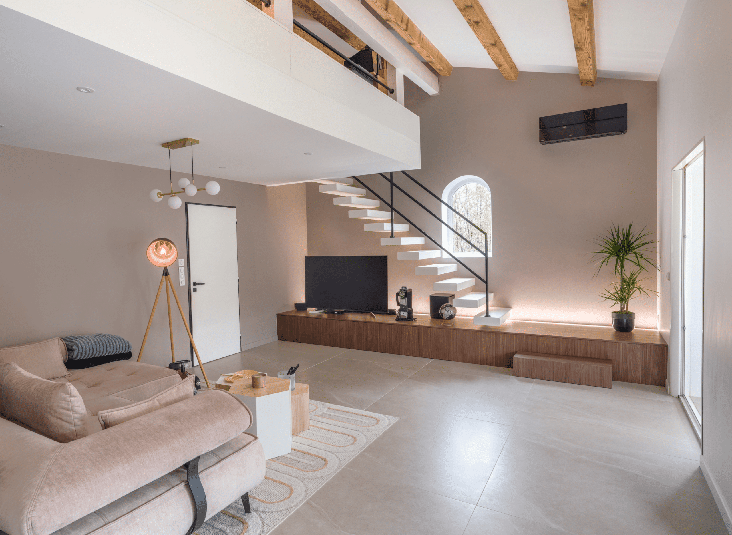 Salon contemporain avec mezzanine et poutres bois apparentes