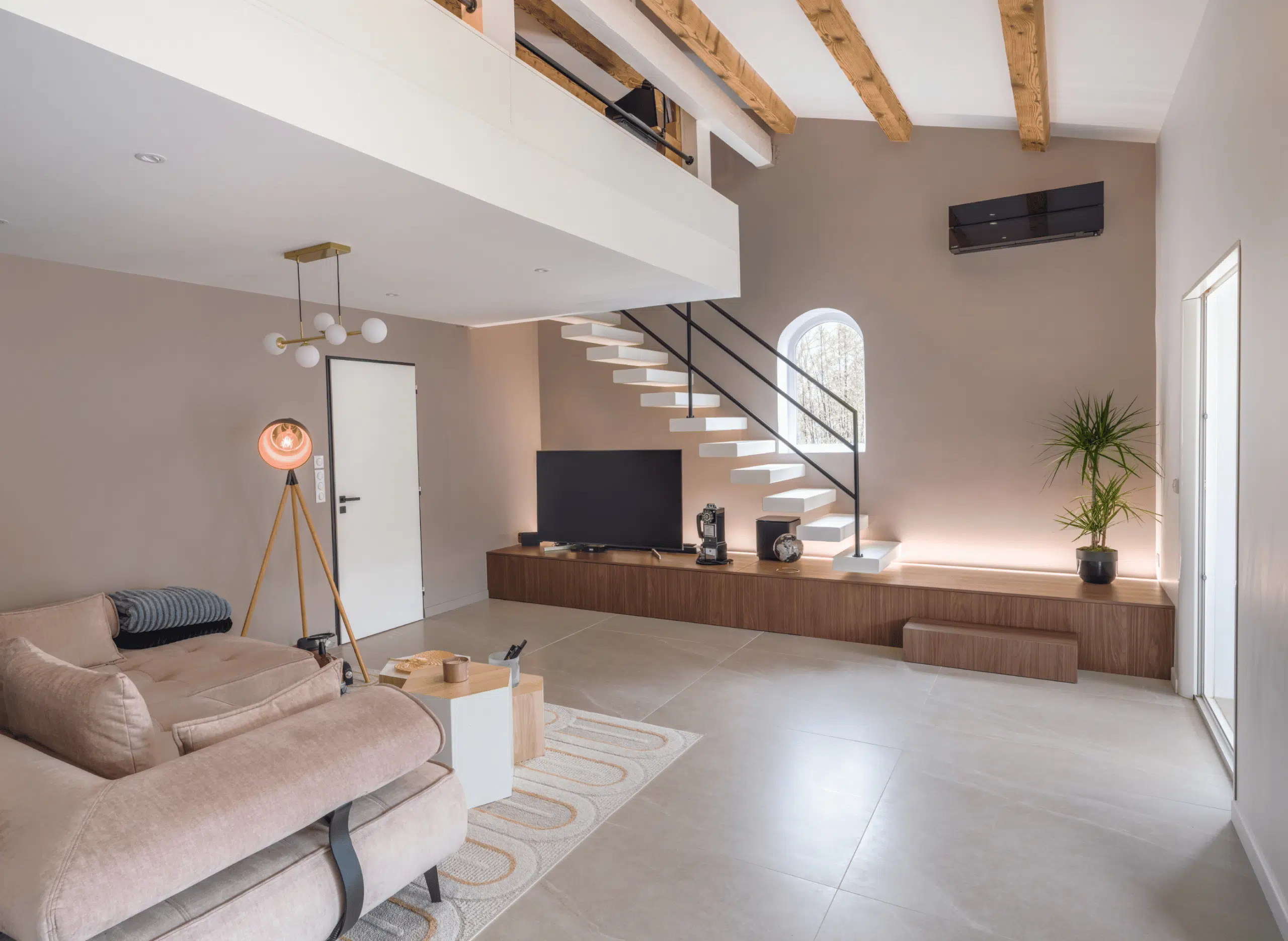 Salon contemporain avec mezzanine et poutres bois apparentes
