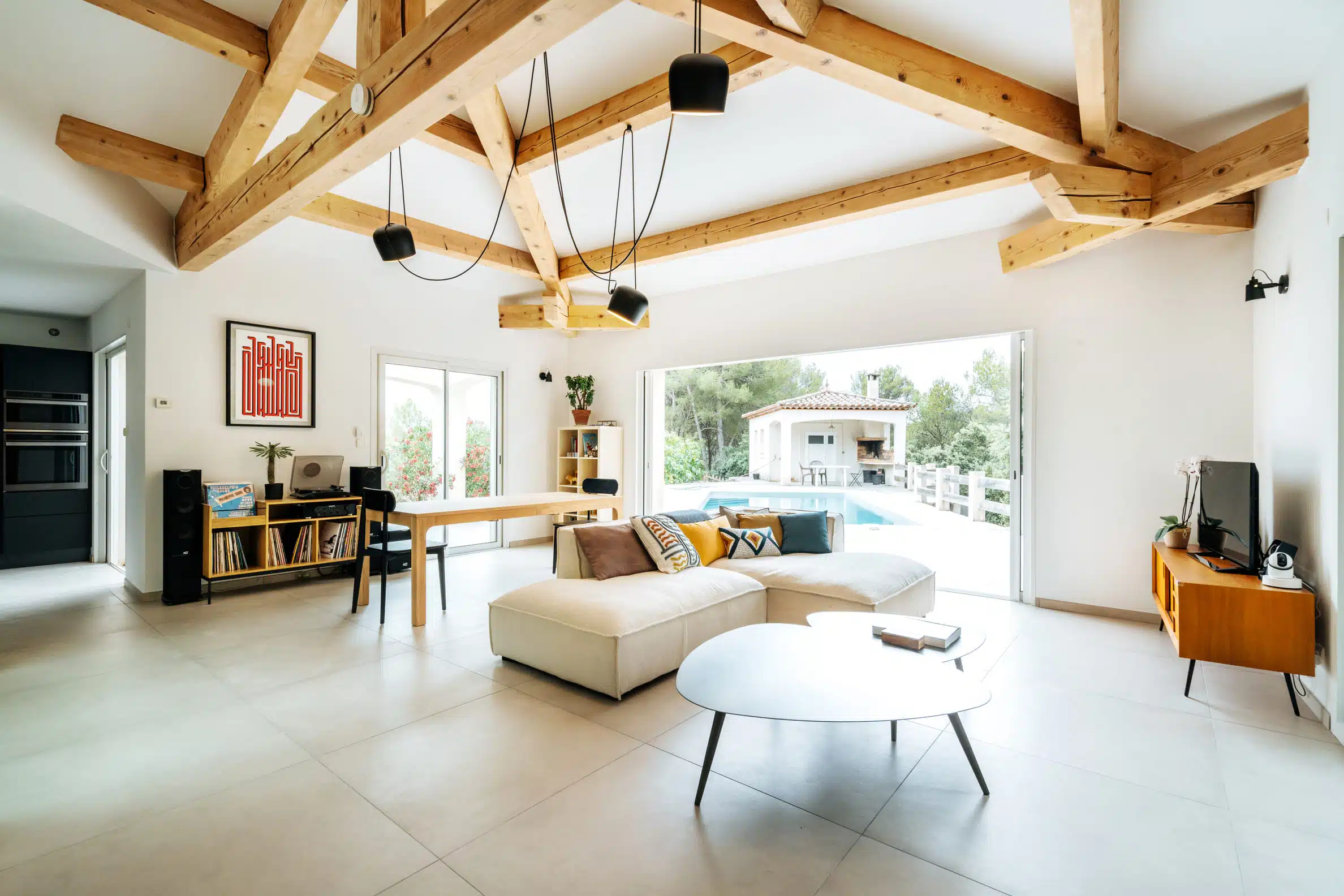 salon moderne et lumineux avec poutres apparentes