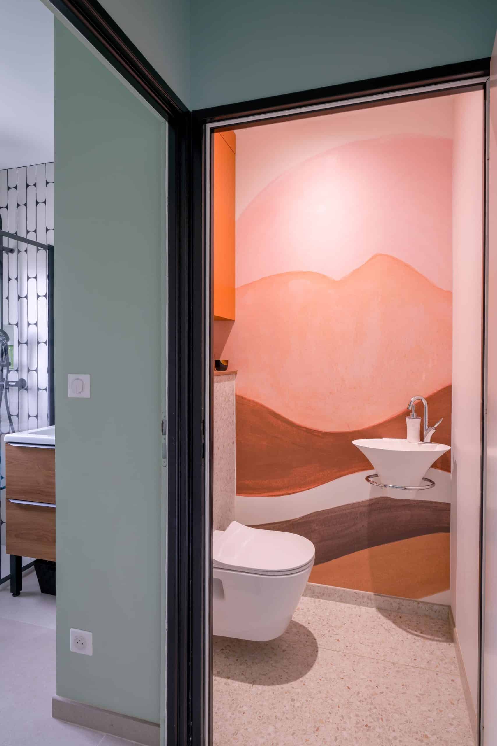 WC design avec fresque murale terracotta et vasque