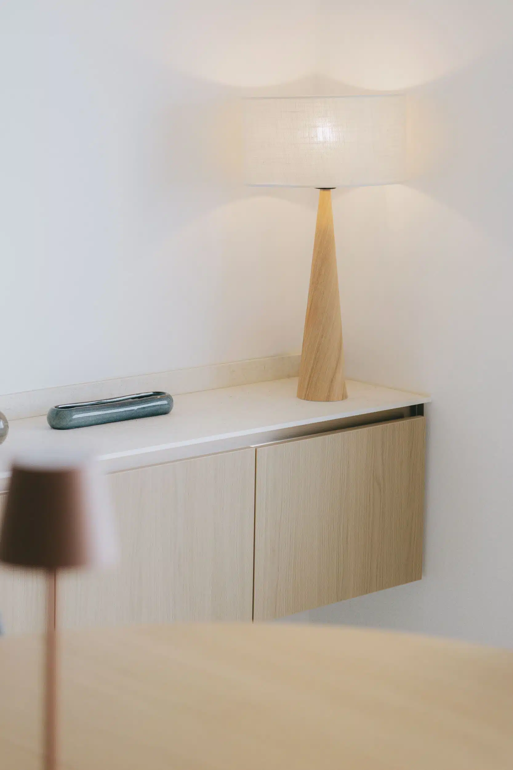 Salle à manger avec table ronde en bois, aménagement par l'agence Dugas