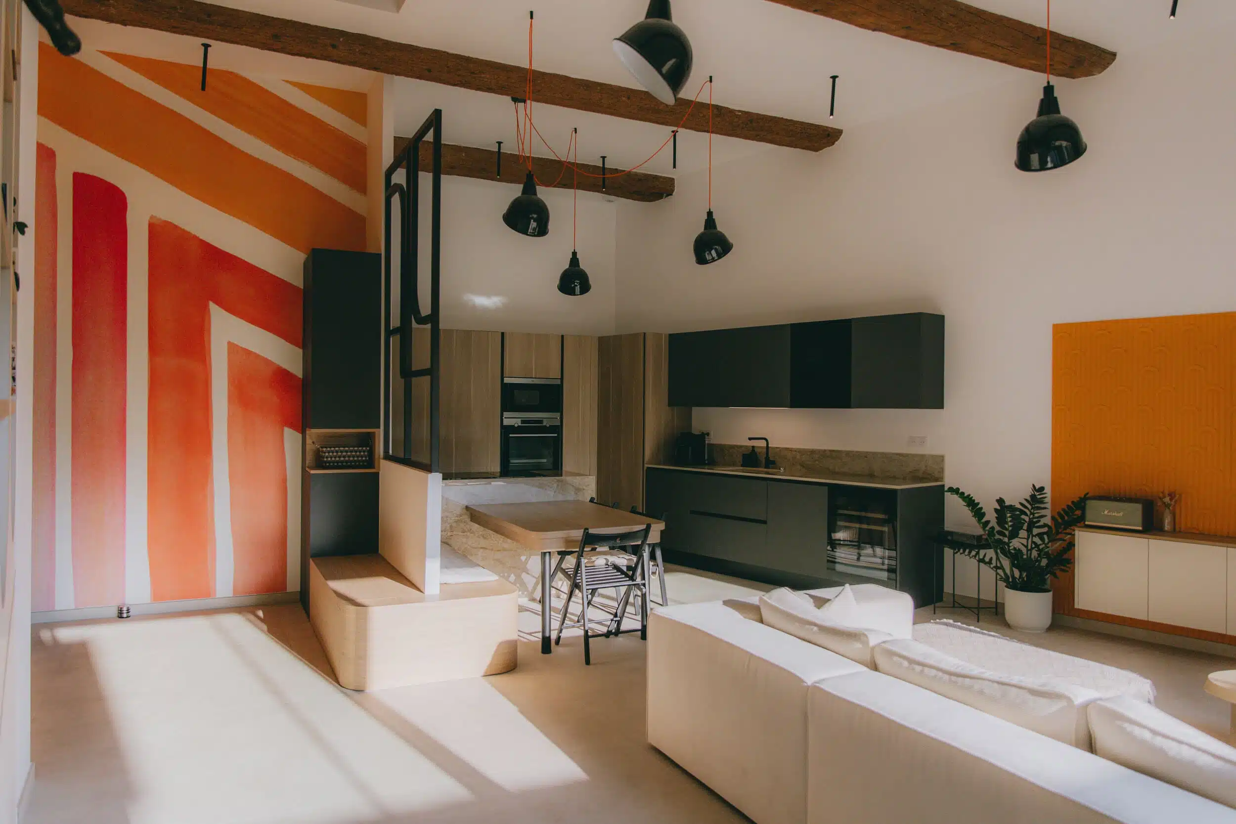 Salon et cuisine moderne aménagés par l'agence Dugas, architecte d'intérieur à Montpellier