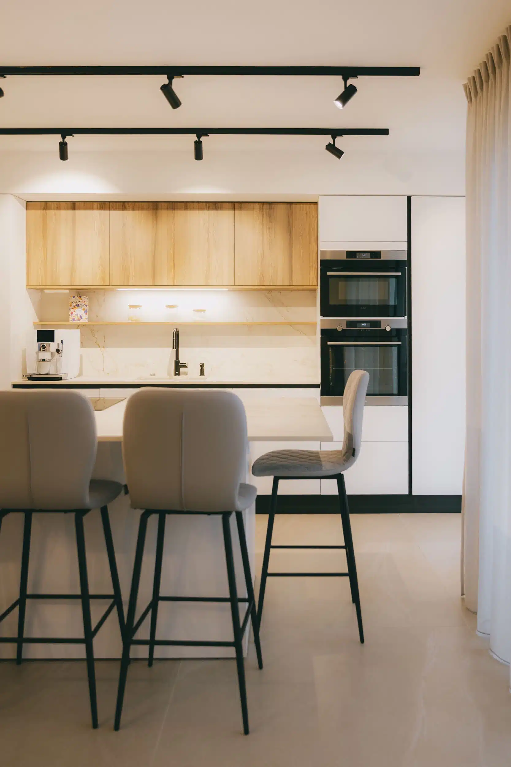 Cuisine avec crédence en marbre et meuble en bois, agence Dugas Montpellier