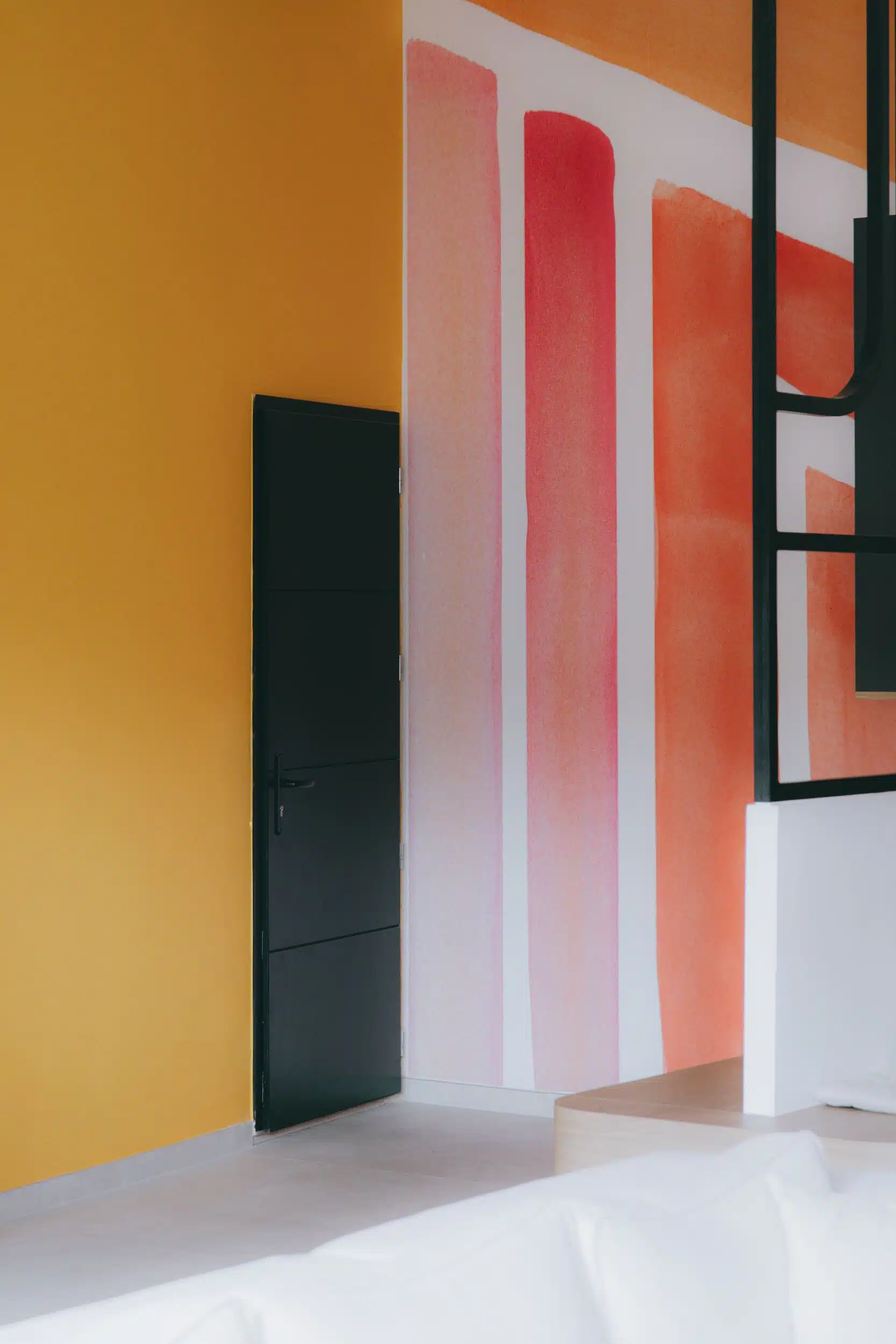 Détail décoratif verrière métal et peinture jaune, projet d'architecture d'intérieur Dugas