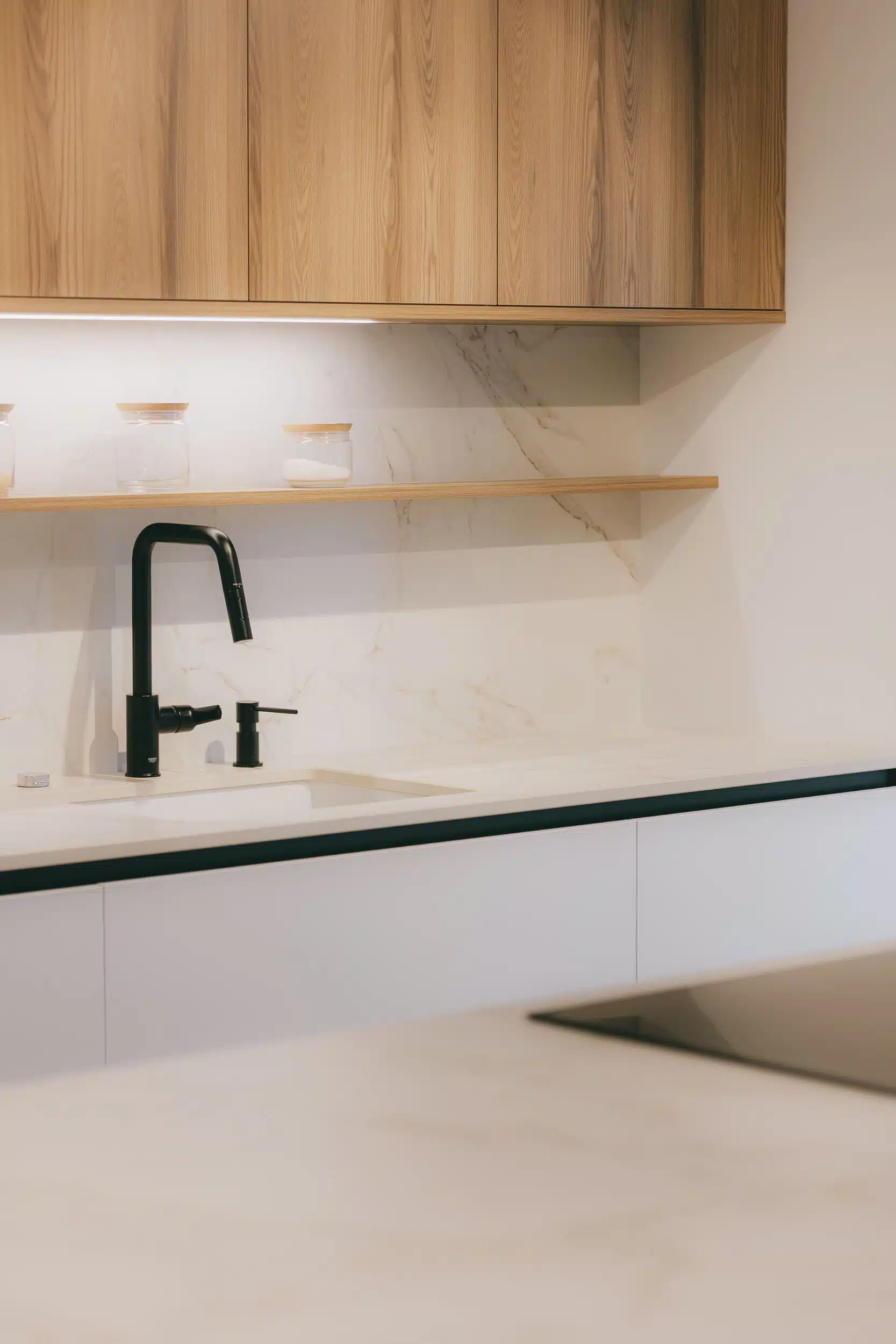 Cuisine ouverte chic aménagée par un architecte d'intérieur à Montpellier