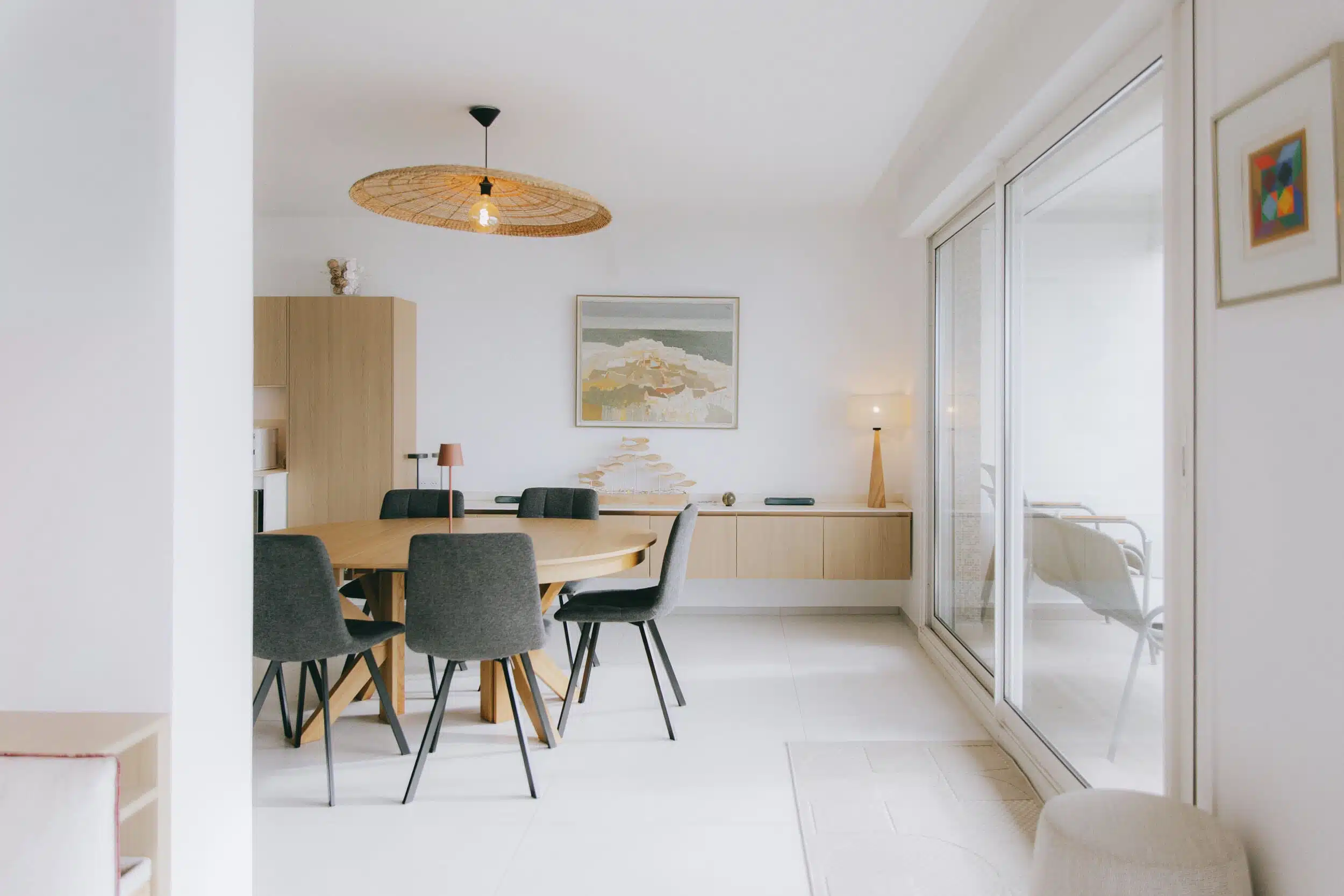 Décoration intérieure épurée avec meuble en bois, réalisation agence Dugas
