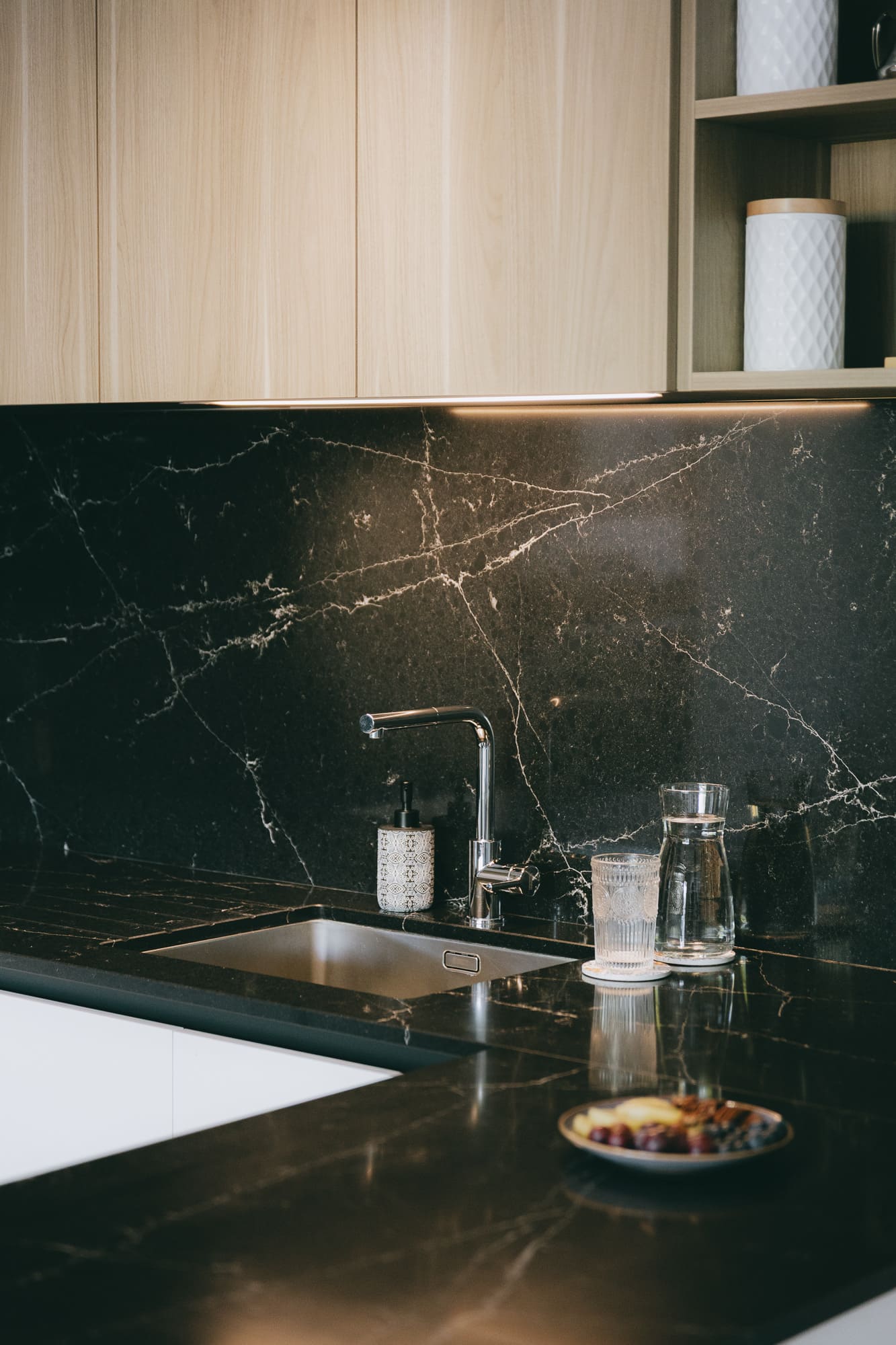 Détail du plan de travail effet marbre noir et de la robinetterie de la cuisine du projet Orion