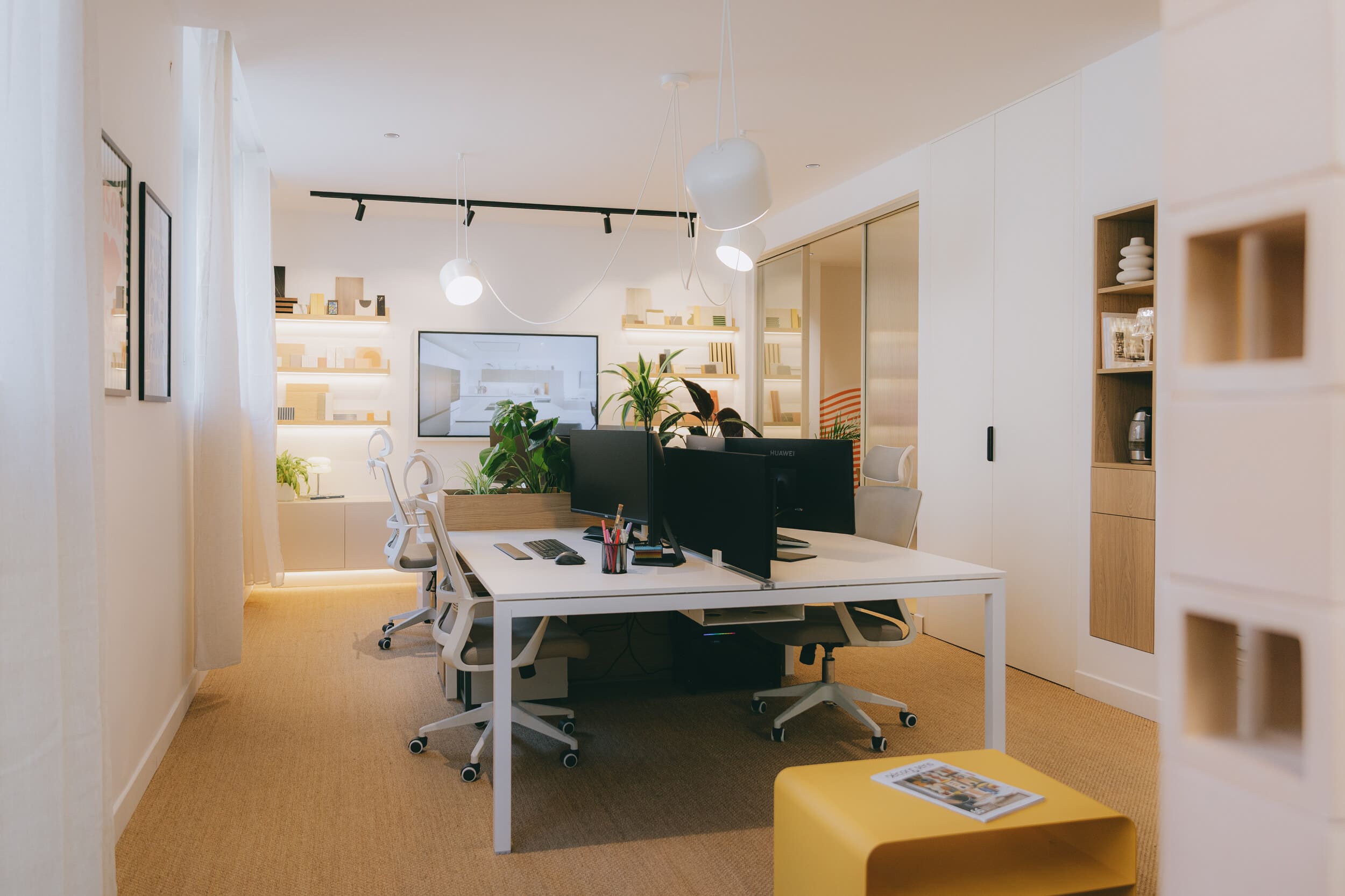 Open space conçu par Jeremy Dugas avec mobilier sur mesure, éclairage architectural et ambiance chaleureuse pour optimiser le confort au quotidien