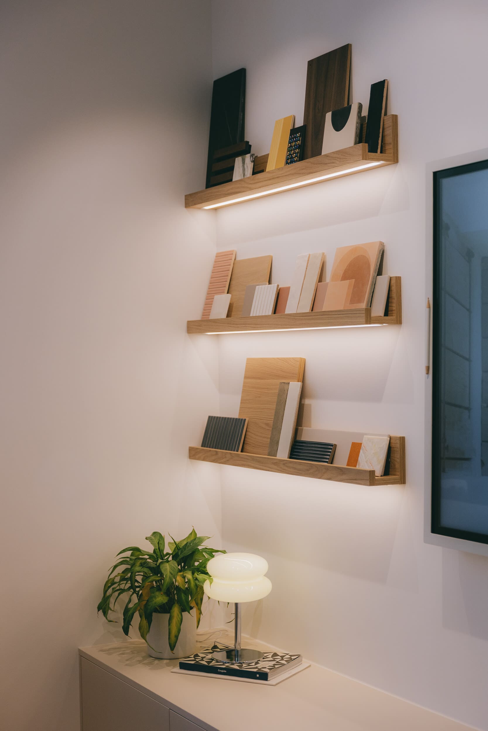 Présentation d'une matériauthèque intégrée dans un projet d'architecture intérieure, pensée pour inspirer les futurs aménagements