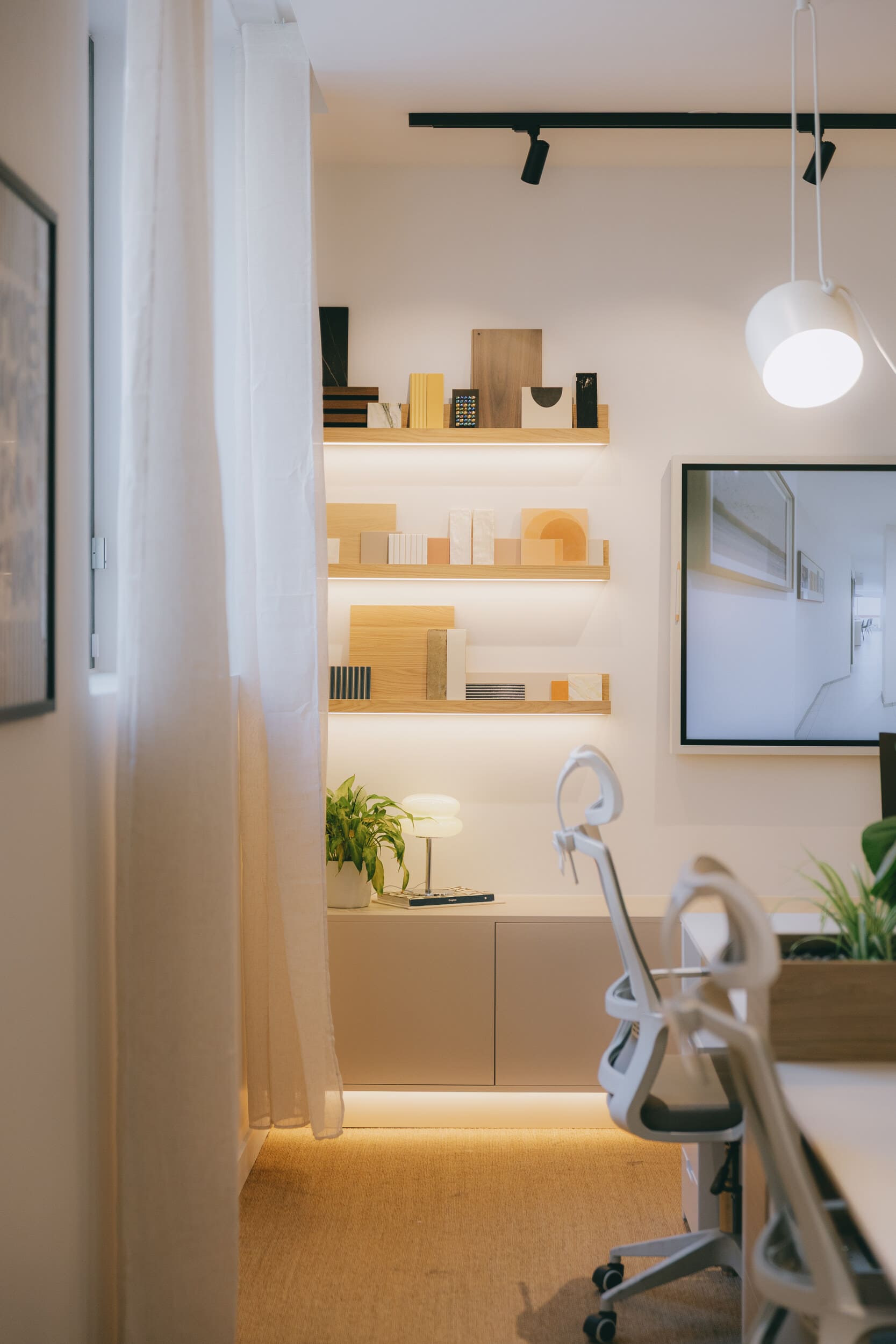 Détail d'un aménagement intérieur avec bibliothèque en bois, éclairage LED intégré et sélection de matériaux par Jeremy Dugas