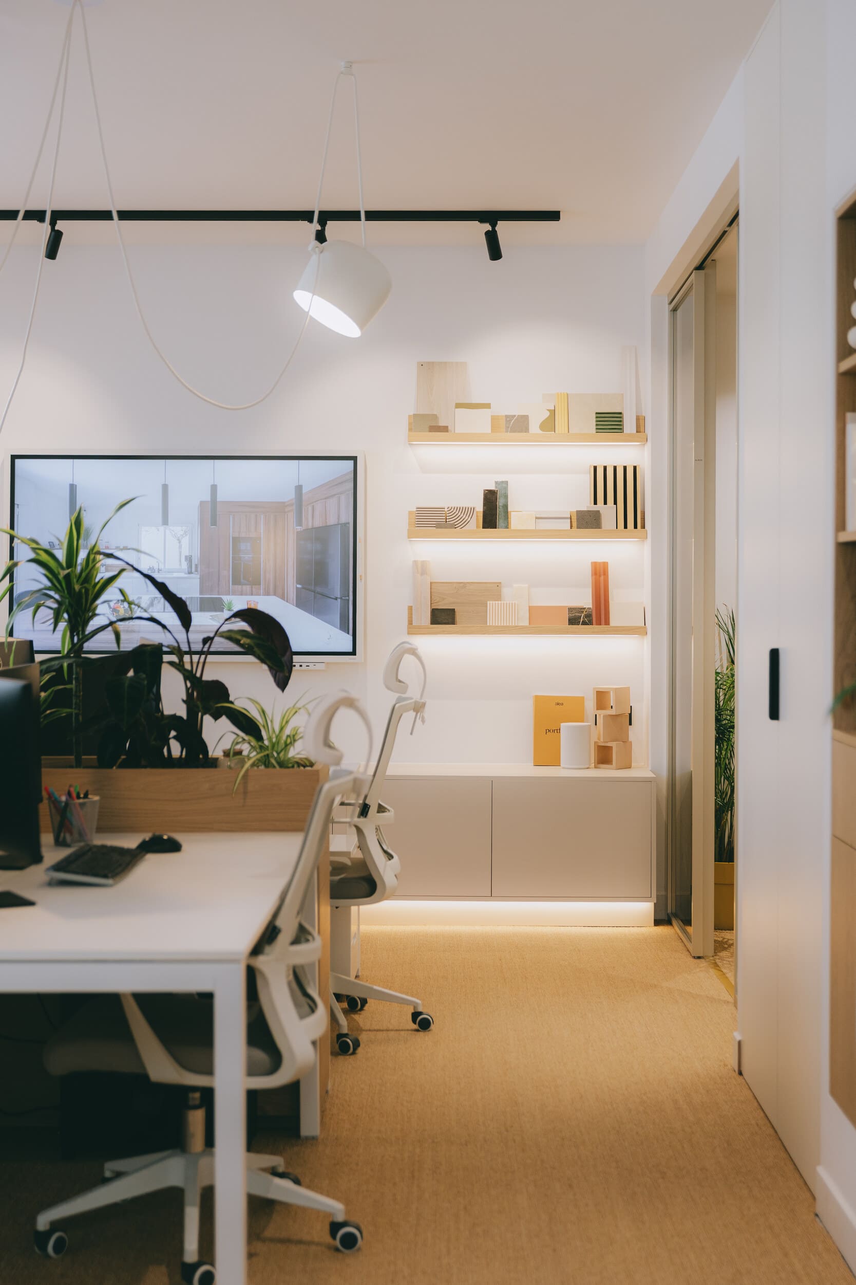 Architecture d'intérieur d'un espace professionnel mêlant mobilier sur mesure, éclairage indirect et décoration épurée