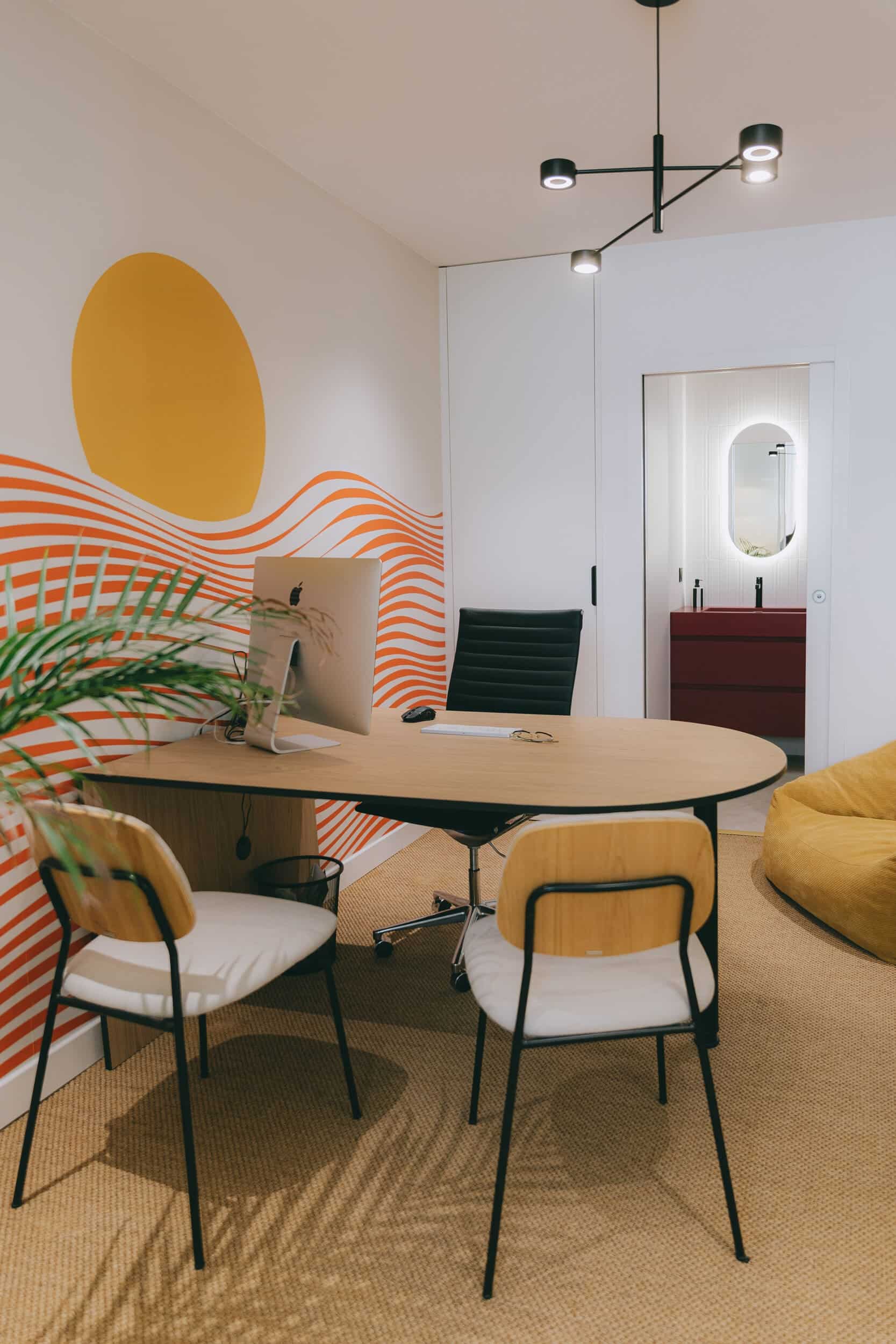 Bureau sur mesure avec fresque murale, mobilier contemporain et décoration personnalisée conçu par Jeremy Dugas, architecte d'intérieur.