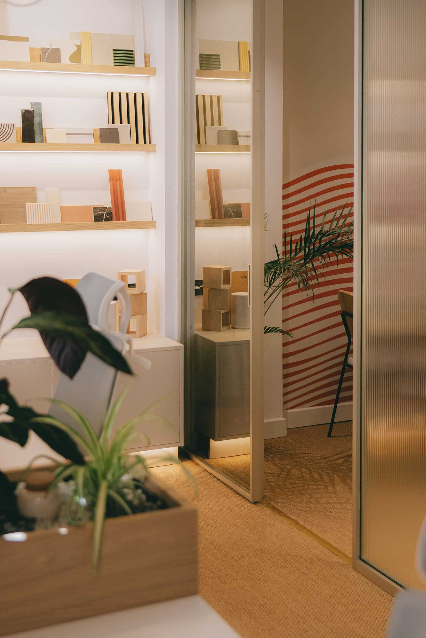 Salle de réunion élégante avec verrière texturée, mobilier design et agencement optimisé pour un environnement de travail agréable