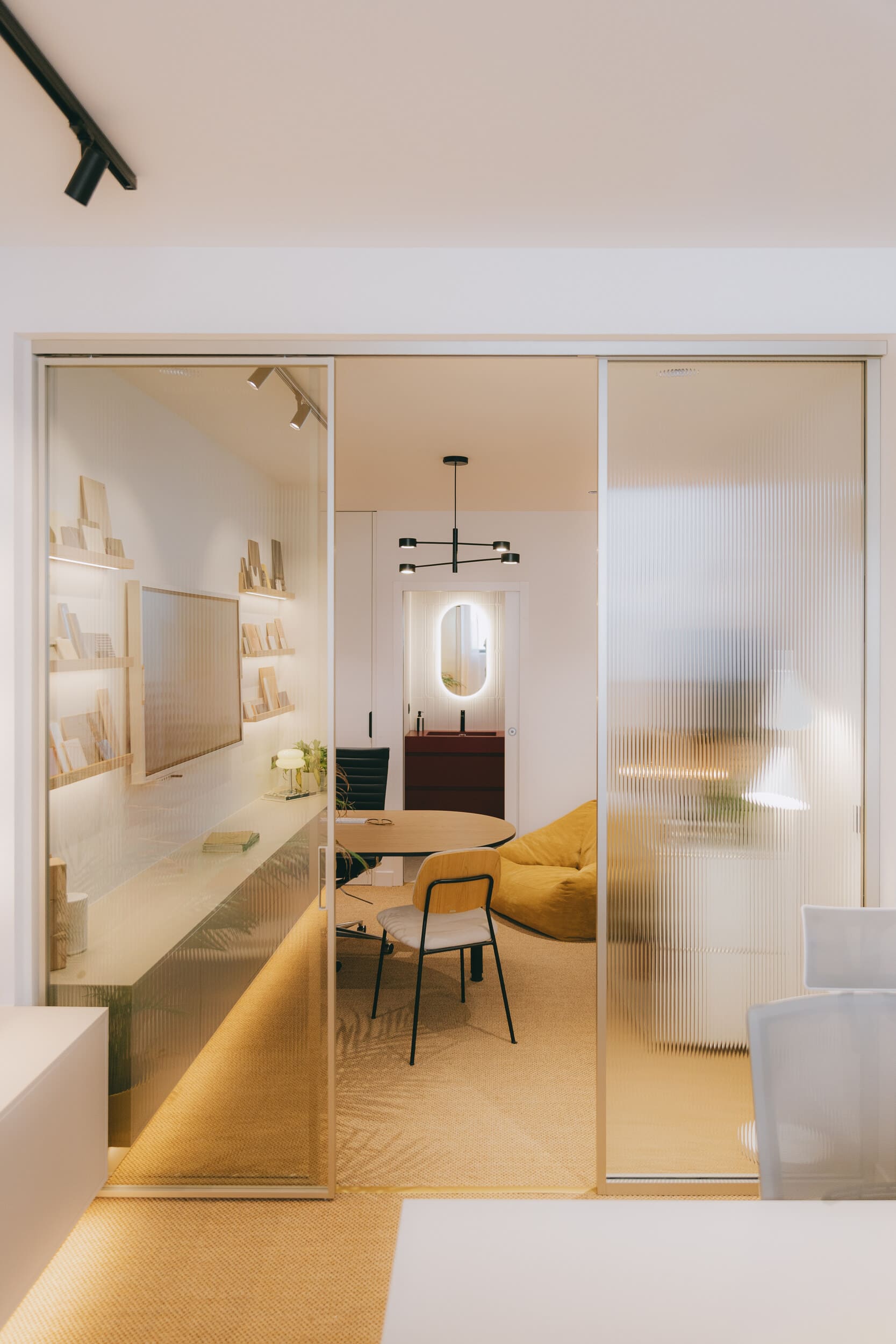 Bureau sur mesure avec fresque murale, mobilier contemporain et décoration personnalisée conçu par Jeremy Dugas, architecte d'intérieur