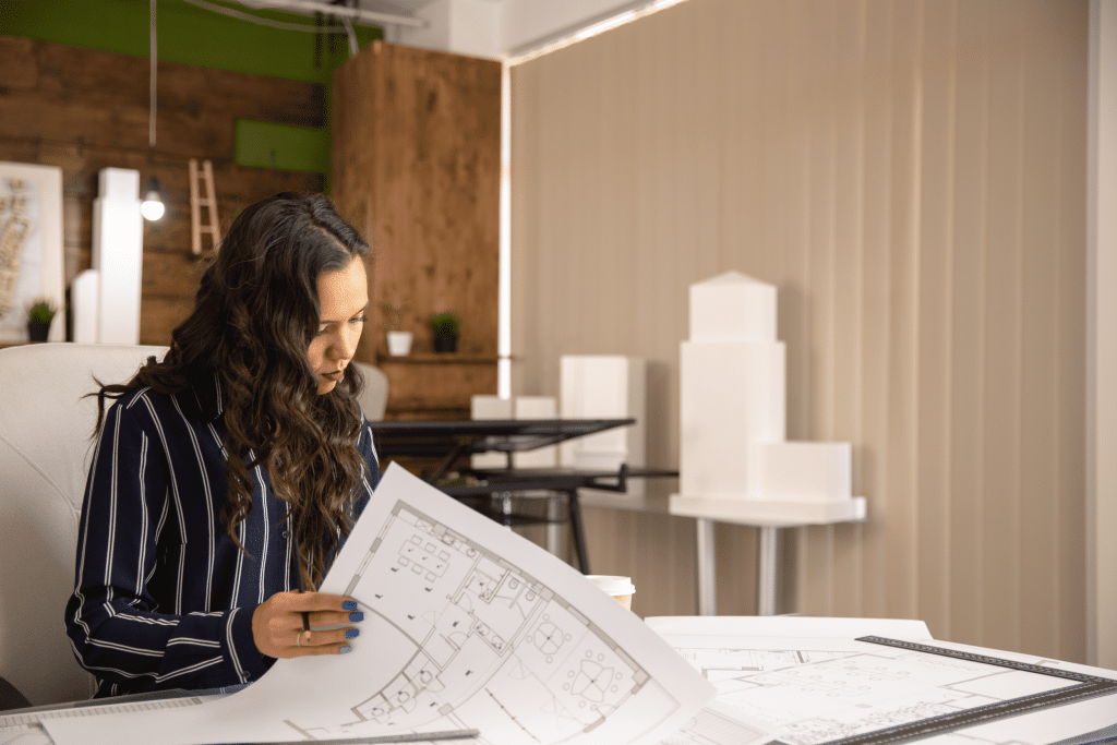 Architecte d'intérieur étudiant les plans d'un projet de rénovation