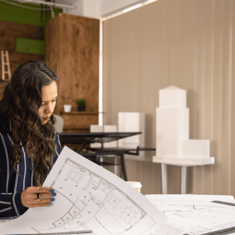 Architecte d'intérieur étudiant les plans d'un projet de rénovation