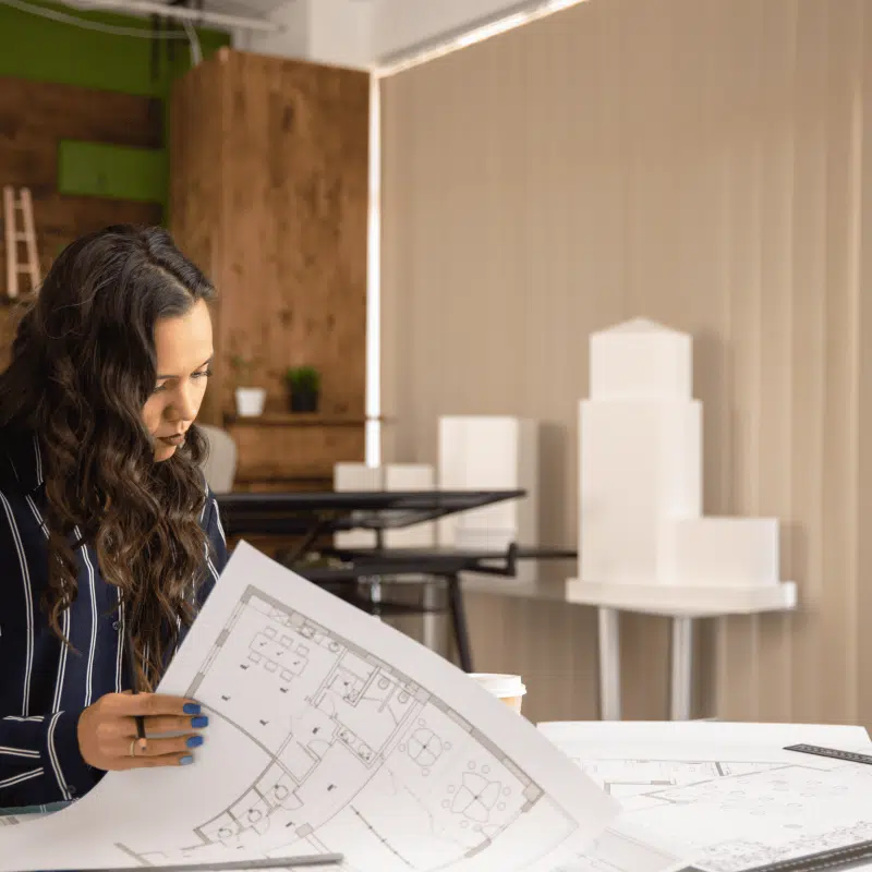 Architecte d'intérieur étudiant les plans d'un projet de rénovation