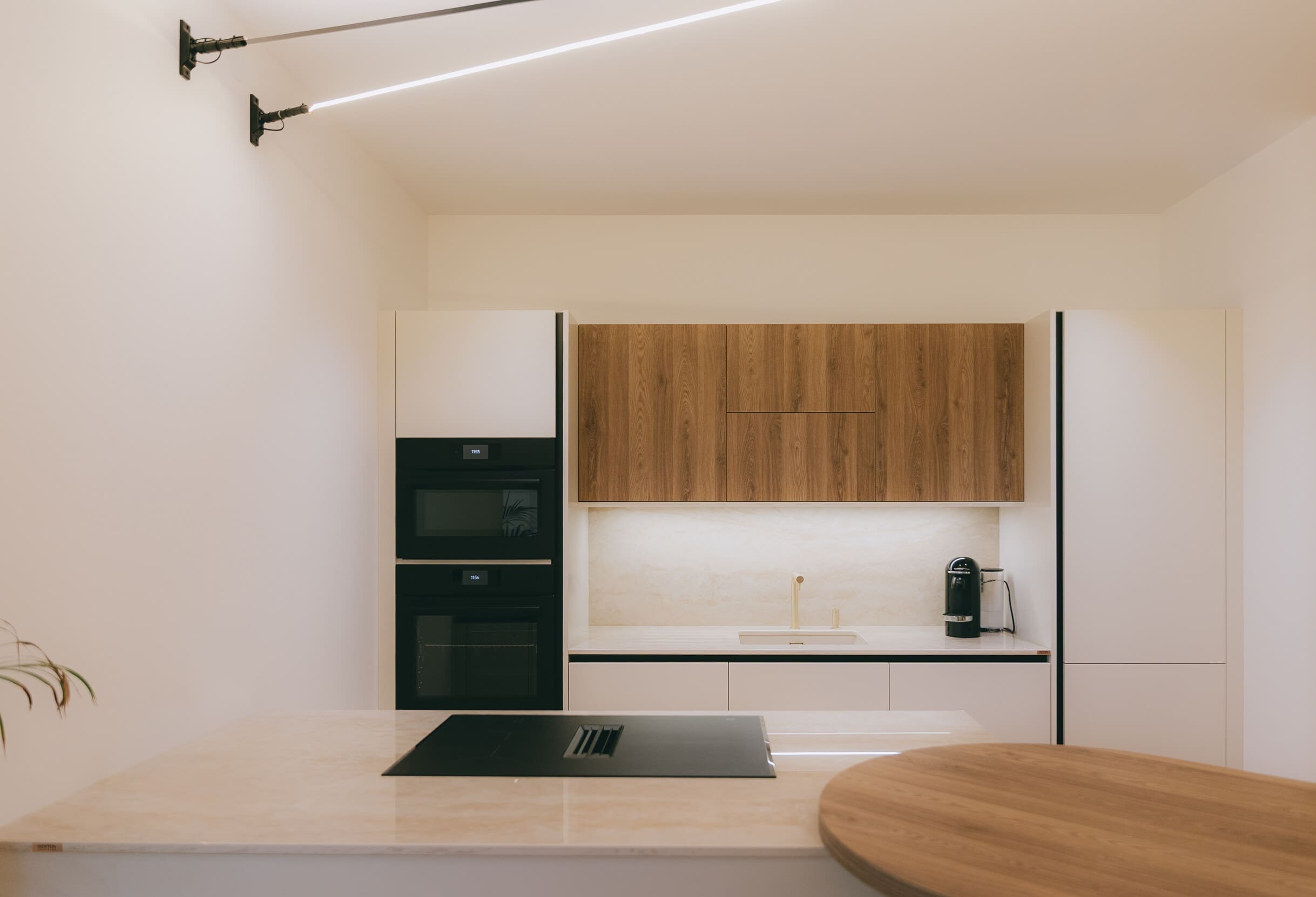cuisine blanc bois four encastre ilot noir montpellier