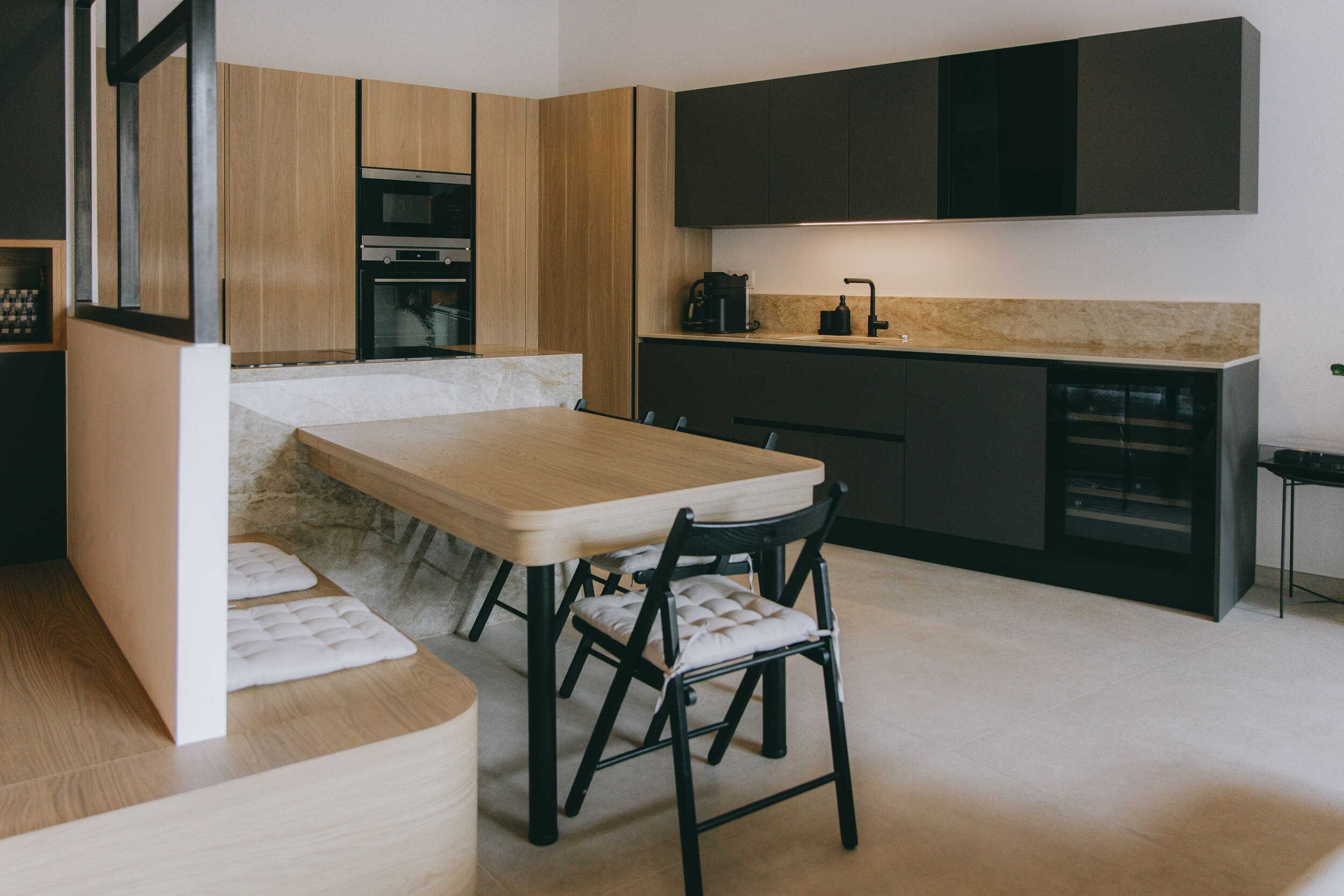 cuisine bois anthracite ilot repas cave a vin montpellier