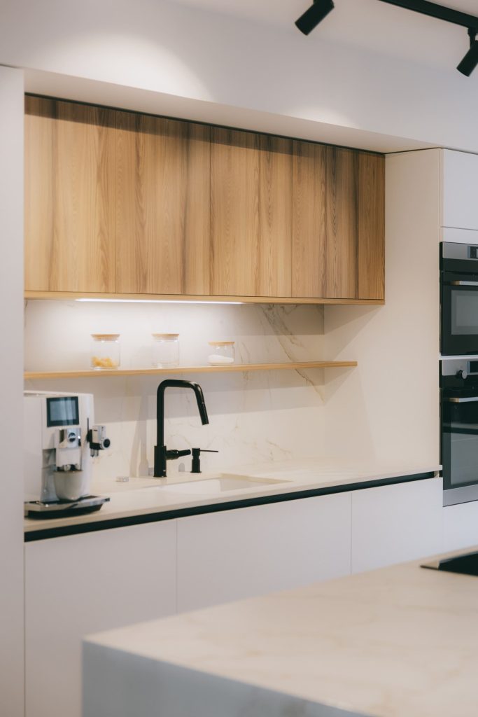 etagere bois bocaux robinet noir cuisine montpellier