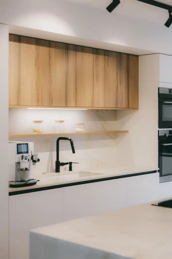 etagere bois bocaux robinet noir cuisine montpellier