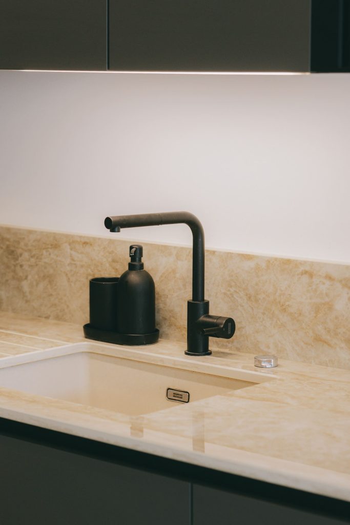 robinet noir evier plan travail marbre montpellier