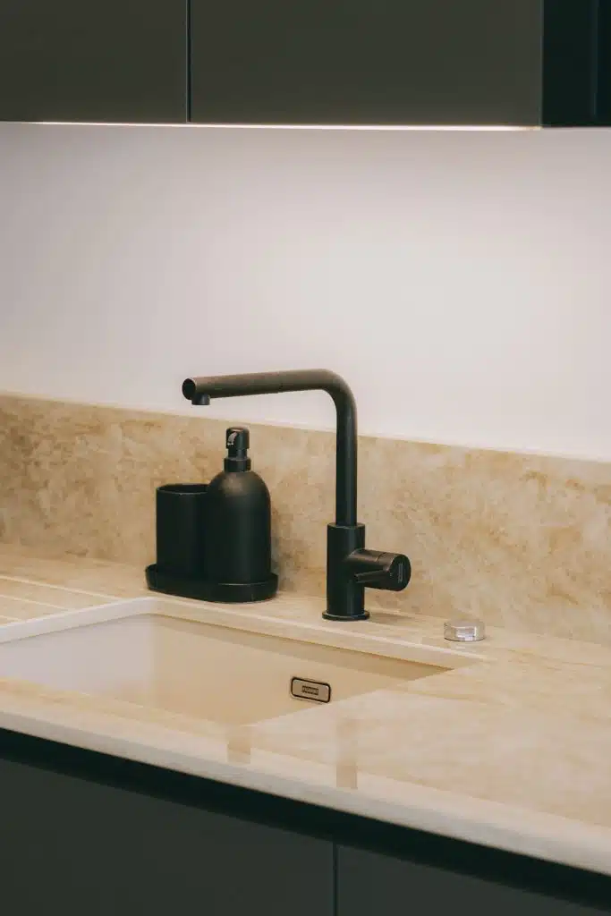 robinet noir evier plan travail marbre montpellier