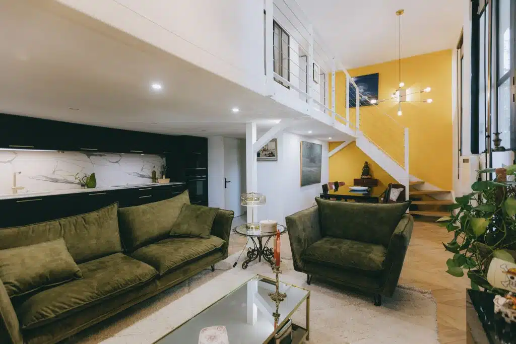 Séjour rénové avec mezzanine et cuisine ouverte dans un appartement de l'ancien hôpital Saint-Charles à Montpellier