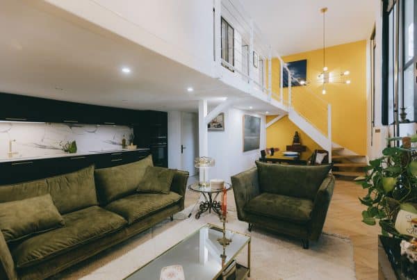 Séjour rénové avec mezzanine et cuisine ouverte dans un appartement de l'ancien hôpital Saint-Charles à Montpellier
