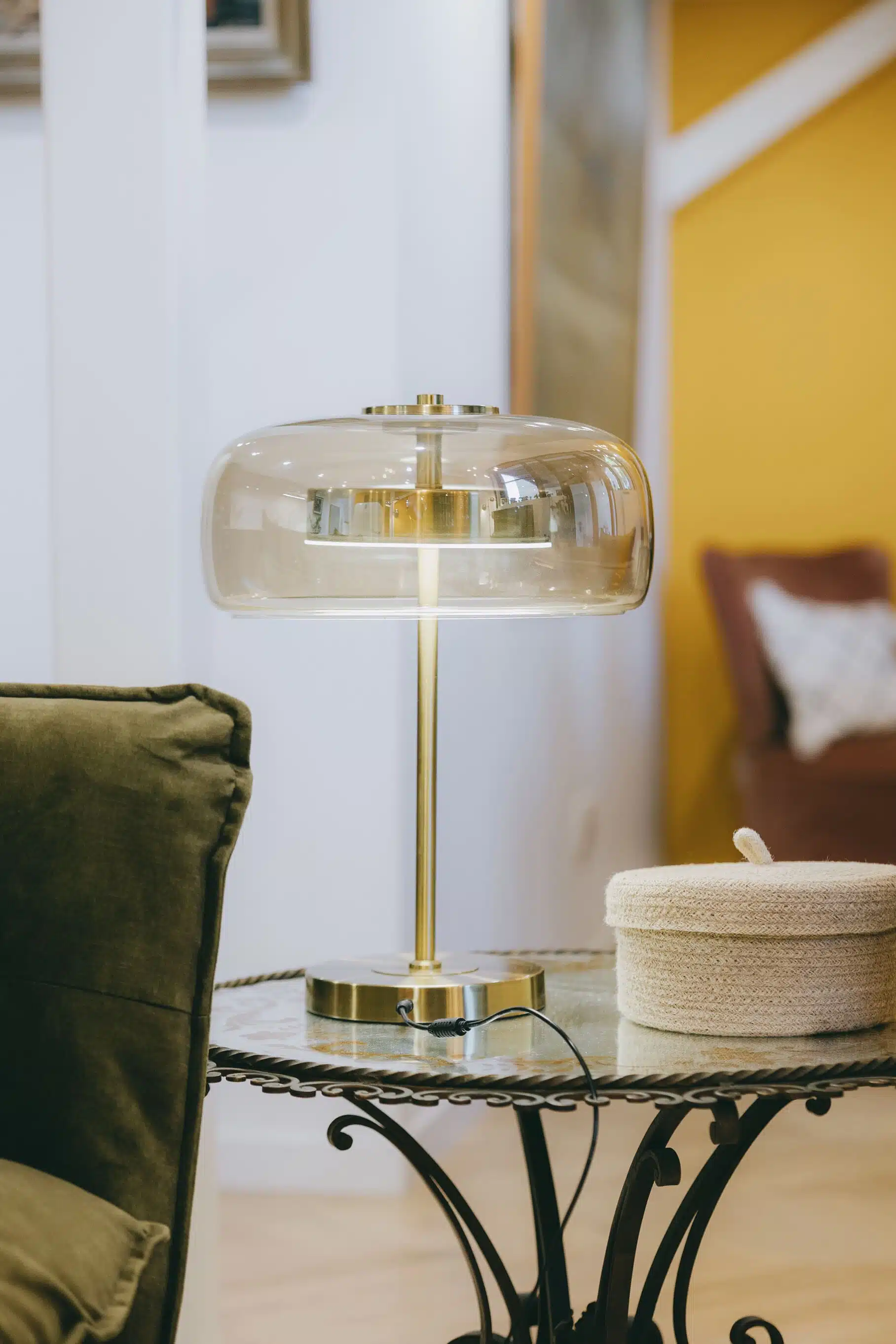 Lampe à poser en verre et laiton sur un guéridon en fer forgé