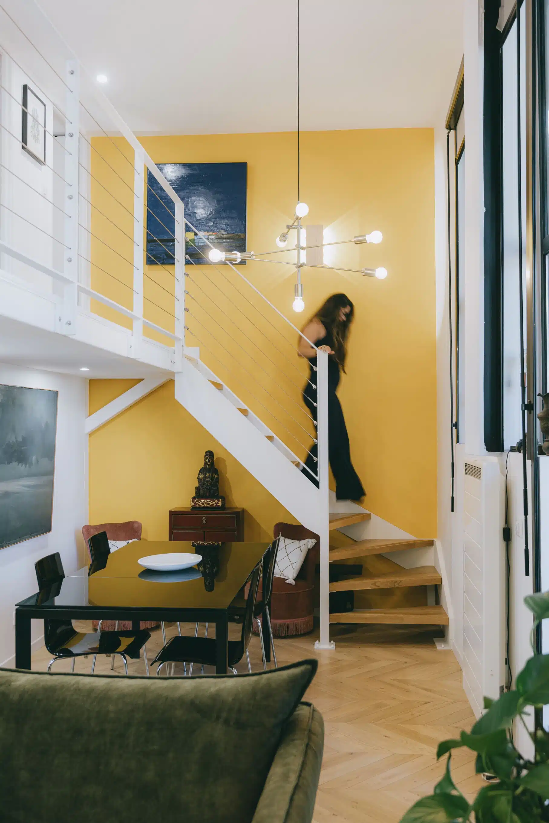 Escalier menant à la mezzanine dans un appartement rénové de l'ancien hôpital Saint-Charles