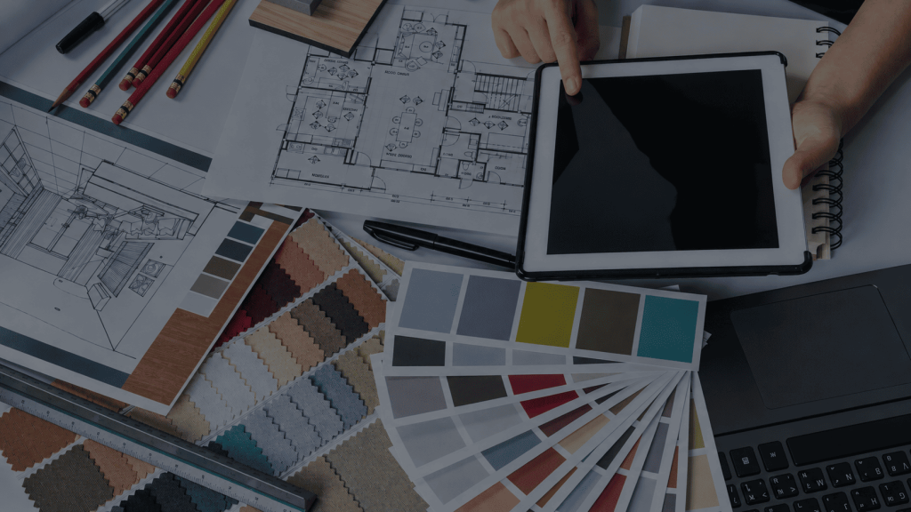 Architecte d’intérieur travaillant sur des plans et des échantillons de matériaux