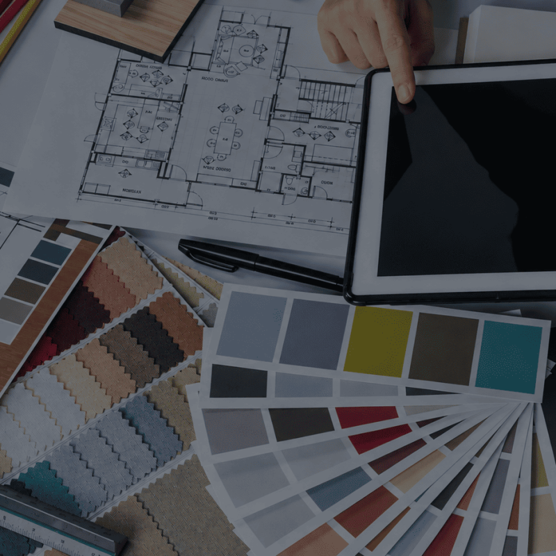 Architecte d’intérieur travaillant sur des plans et des échantillons de matériaux