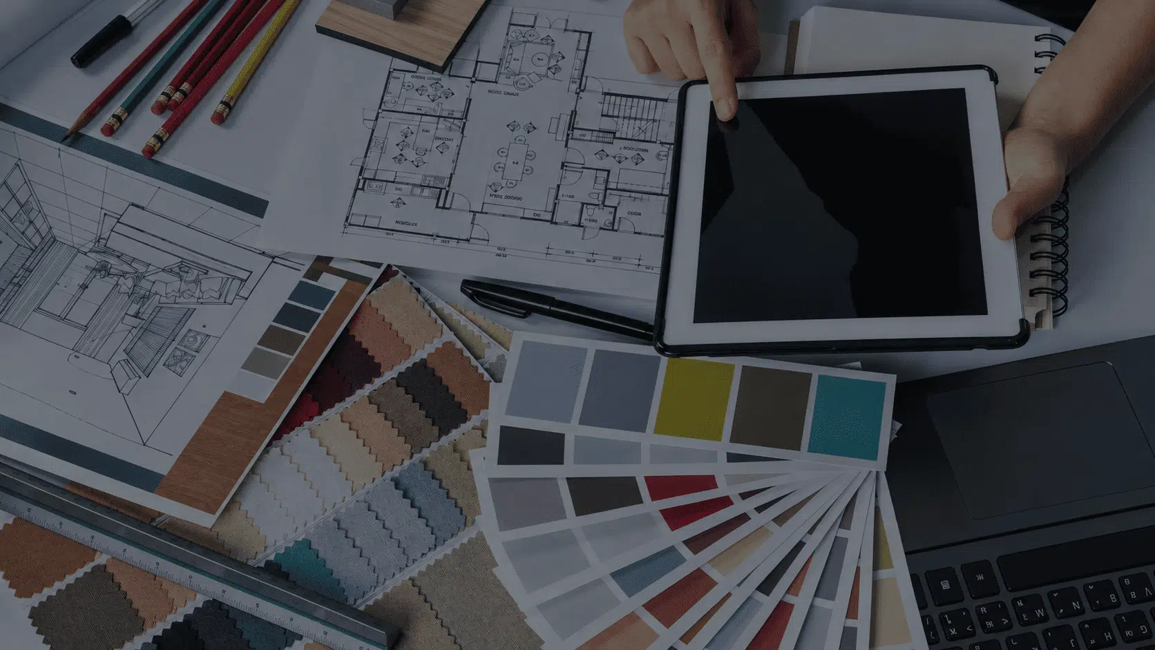 Architecte d’intérieur travaillant sur des plans et des échantillons de matériaux