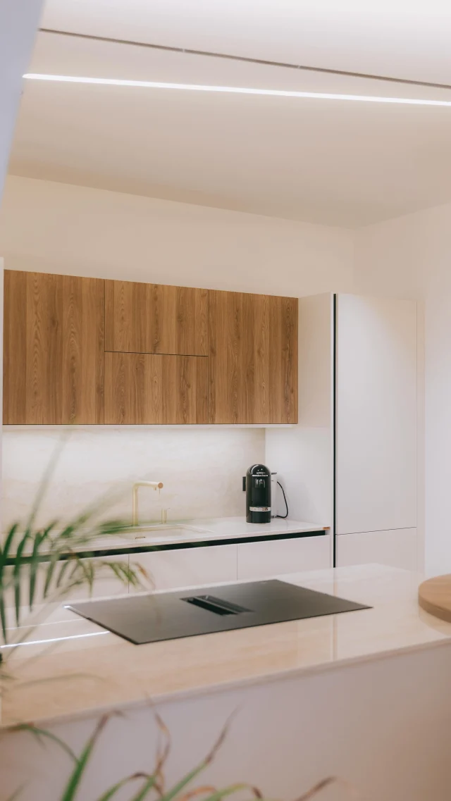 Une cuisine est bien plus qu’un simple espace fonctionnel. C’est un véritable lieu de vie, de partage et d’expression. ✨Au sein de l’agence, nous concevons des cuisines italiennes sur mesure, pensées comme de véritables projets d’architecture intérieure.Chaque détail est soigneusement étudié : les volumes, les matériaux, la lumière et la circulation, afin de créer un espace à la fois esthétique, fluide et parfaitement adapté à votre quotidien.Pour donner vie à ces projets, nous collaborons avec @formacucine, une marque italienne reconnue pour la qualité de ses finitions, son design contemporain et ses nombreuses possibilités de personnalisation.De la conception à l’installation, nous vous accompagnons à chaque étape pour imaginer une cuisine durable, élégante et à votre image.Vous avez un projet en tête ? Parlons-en !
Nous serons ravis de vous accompagner dans sa
réalisation.#cuisineitalienne #cuisinesurmesure #architectedinterieurmontpellier
#formacucine #cuisinistemontpellier