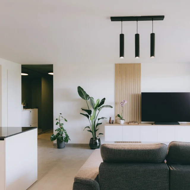 ORION.Rénovation complète d’un appartement de 70m² situé dans le quartier de Port Marianne à Montpellier.Pensé comme un lieu de vie unique, cet intérieur a été créé sur mesure pour refléter les envies de ses propriétaires. Les nuances de vert et les tons naturels instaurent une atmosphère apaisante et harmonieuse. De l’entrée à la chambre, en passant par le bureau et la salle de bain, ce fil conducteur unit les espaces et leur apporte caractère, personnalité et énergie.Un projet qui a transformé un appartement neutre en un lieu de vie unique, à l’image de ses habitants.Plus de détails à retrouver ici : agencedugas.frMerci à nos partenaires :@sle_agencement
@mj.renova
@a.di_francesco
@_litteraldeco_
@formacucine#rénovationmontpellier #architectedinterieur #architectedinterieurmontpellier
#maitredoeuvremontpellier #agencedugas