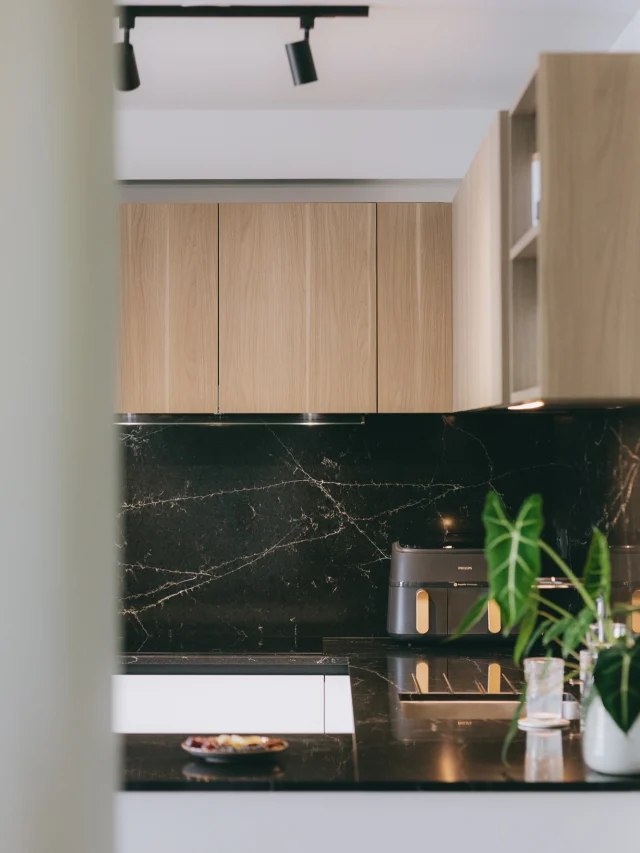 Suite du projet ORION.Pour rappel, nous avons complètement rénover cet appartement de 70 m2 situé dans le quartier de Port-Marianne à Montpellier.Cœur battant de l’appartement, la cuisine a été pensée pour allier élégance et fonctionnalité.
Le choix d’un marbre sombre, en accord avec les souhaits des propriétaires, apporte profondeur et contraste à l’espace, tout en créant un effet sophistiqué et intemporel.Associée à la pièce de vie, elle s’inscrit dans une continuité fluide, où chaque détail a été réfléchi pour optimiser les volumes et le confort du quotidien.Retrouvez le projet complet ici : agencedugas.fr#rénovationmontpellier #architectedinterieur #architectedinterieurmontpellier #agencedugas
#cuisinesurmesure