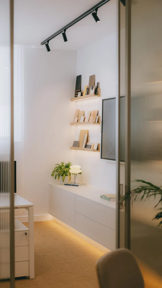 Notre agence, c'est bien plus qu'un simple lieu de travail : c'est un espace où chaque projet prend vie, où la créativité rencontre l'expertise, et où nous imaginons des lieux qui vous ressemblent.Vous avez un projet de construction, de rénovation ou d'aménagement ? Nous serons ravis d'en discuter avec vous !Prenez rendez-vous et venez nous rencontrer à l'agence : 67 passage de l'imprimerie, 34070 MontpellierEnsemble, donnons vie à votre projet !#agencedugas #architectedinterieur #architectedinterieurmontpellier #renovationmontpellier