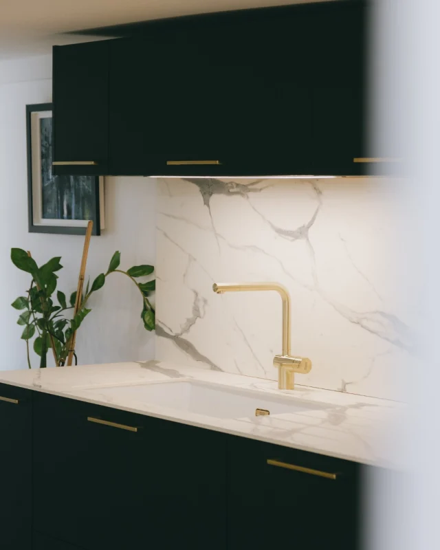 Suite du projet RENAISSANCE.Au cœur de cet intérieur, une cuisine ouverte entièrement sur mesure s’impose avec élégance. Son implantation a été pensée pour structurer les espaces, fluidifier les circulations et créer une continuité raffinée avec le séjour.Un travail de proportions, de matières et de détails pour un intérieur à la fois intemporel et singulier.#architectureinterieure #cuisinesurmesure #architectedinterieurmontpellier #cuisinemontpellier #agencedugas