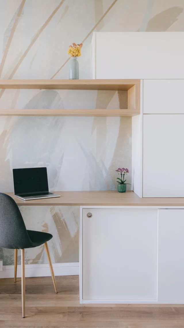 Nous avons imaginé et réalisé ce bureau entièrement sur mesure, conçu pour s’intégrer parfaitement à l’espace et répondre aux besoins de ses utilisateurs.Dimensions, rangements, matériaux, finitions… chaque élément a été pensé dans les moindres détails pour créer un ensemble à la fois fonctionnel, esthétique et parfaitement intégré à l’architecture du lieu.Chez nous, le sur-mesure permet de ne faire aucun compromis : nous concevons l’agencement en fonction de votre espace, de vos usages et de votre univers.Du dessin à la réalisation, notre l'agence DUGAS© vous accompagne pour donner vie à des aménagements uniques.Merci à @sle_agencement  pour cette réalisation.#agencedugas #architectedinterieur #architectedinterieurmontpellier #agencementsurmesure #renovationinterieur